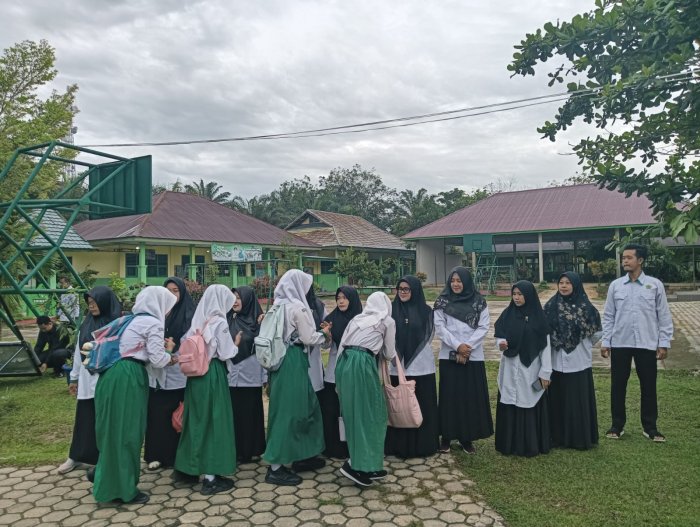 Awali Hari dengan Senyum: Kegiatan SANTIK Hidupkan Suasana Pagi di MTsN 4 Batang Hari