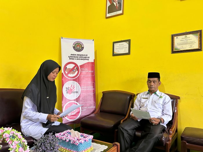 Peserta Latsar, Ibu Lusiana, S.Pd Konsultasikan Aktualisasi Bersama Kepala MTsN 4 Batang Hari