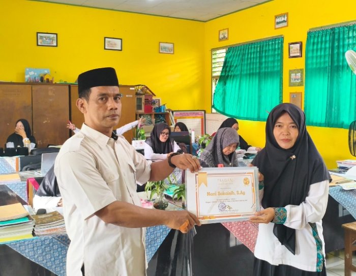 Apresiasi Dedikasi, Nani Sukaisih, S.Ag Raih Penghargaan Kontributor Terbaik II Program SARISATA