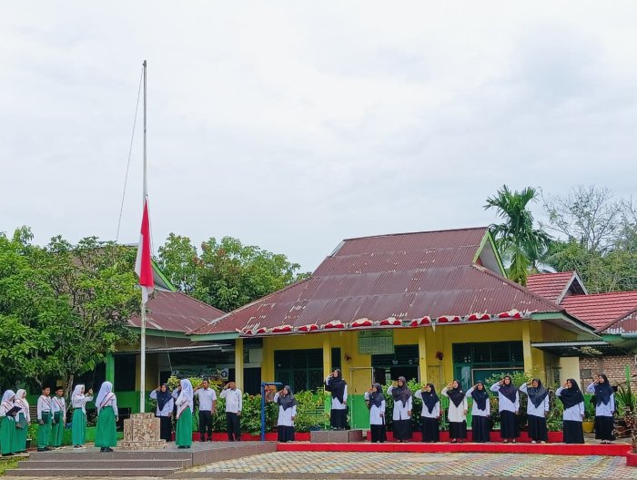 Siswa Kelas 8A MTsN 4 Batanghari Sukses Jalankan Upacara Siswa Kelas 8A MTsN 4 Batanghari Sukses Jalankan Upacara