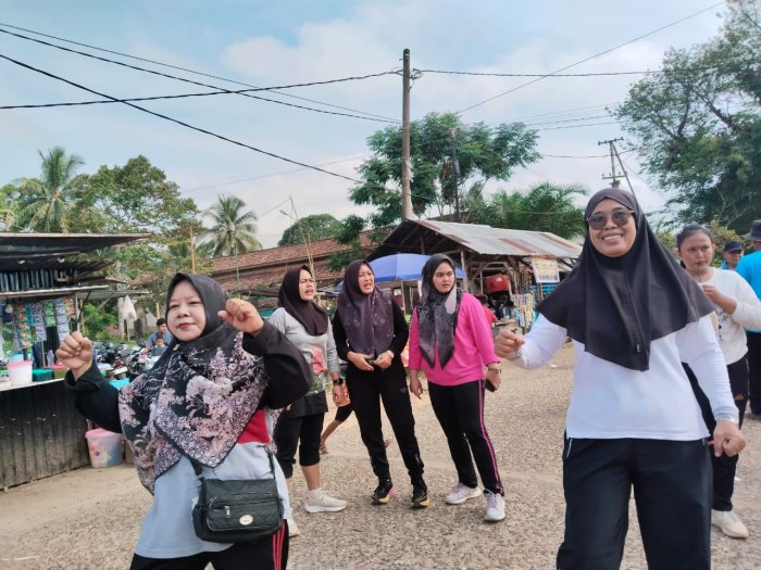 Kolaborasi GTK MTsN 4 Batang Hari pada jalan santai dan senam sehat dalam Semarak HUT Alun-Alun Bajubang