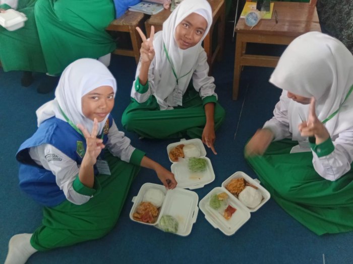 Peserta Ikuti LDKS Rehat Siang Menu Ayam Geprek Peserta Ikuti LDKS Rehat Siang Menu Ayam Geprek