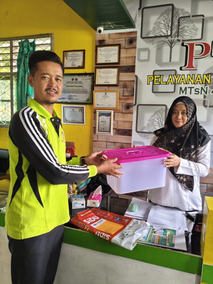 Penyerahan Box Kontainer untuk Mendukung Administrasi di MTsN 4 Batang Hari Penyerahan Box Kontainer untuk Mendukung Administrasi di MTsN 4 Batang Hari