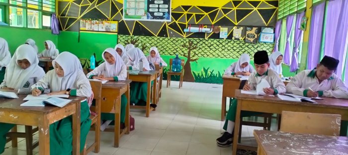 TIADA KATA LELAH: Semangat Belajar Kelas 9A MTsN 4 Batang Hari di Jam Pelajaran Terakhir TIADA KATA LELAH: Semangat Belajar Kelas 9A MTsN 4 Batang Hari di Jam Pelajaran Terakhir
