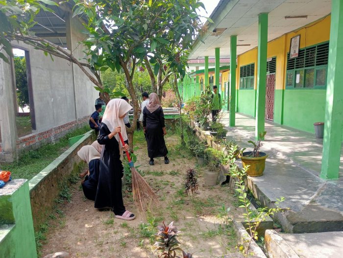 Siswa MTsN 4 Batanghari Sambut Ramadhan dengan Aksi Bersih Lingkungan Madrasah
