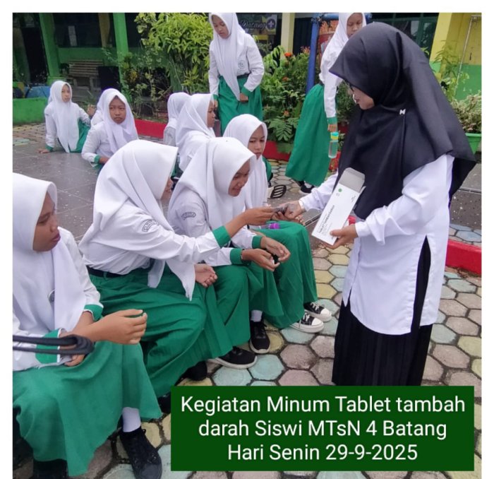 Pembina UKS Bagikan Tablet Tambah Darah kepada Seluruh Siswi Pembina UKS Bagikan Tablet Tambah Darah kepada Seluruh Siswi