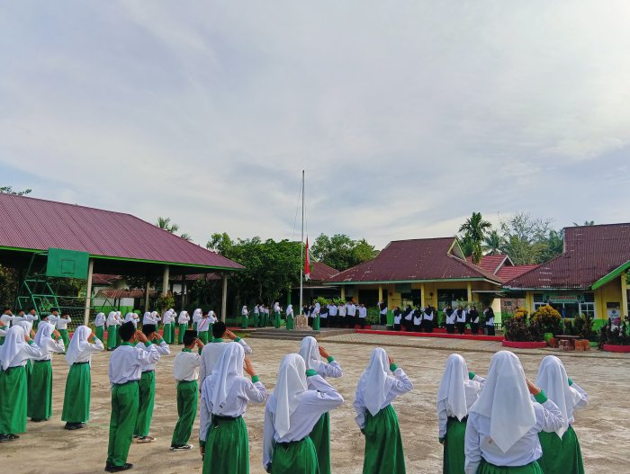MTsN 4 Batang Hari Tekankan Niat, Kesehatan, dan Adab pada Upacara Senin MTsN 4 Batang Hari Tekankan Niat, Kesehatan, dan Adab pada Upacara Senin
