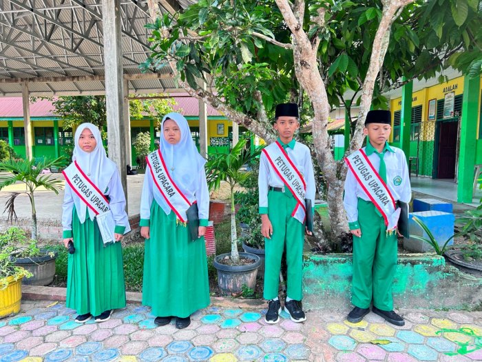 Mengemban Amanah dengan Penuh Tanggung Jawab, Petugas Upacara Bendera MTsN 4 Batang Hari Tampil Maksimal