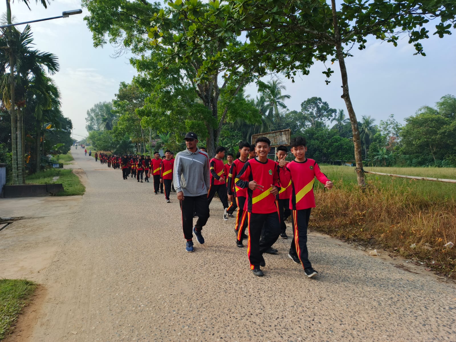 Tingkatkan Semangat dan Kebugaran Fisik dengan Jalan Sehat Bersama