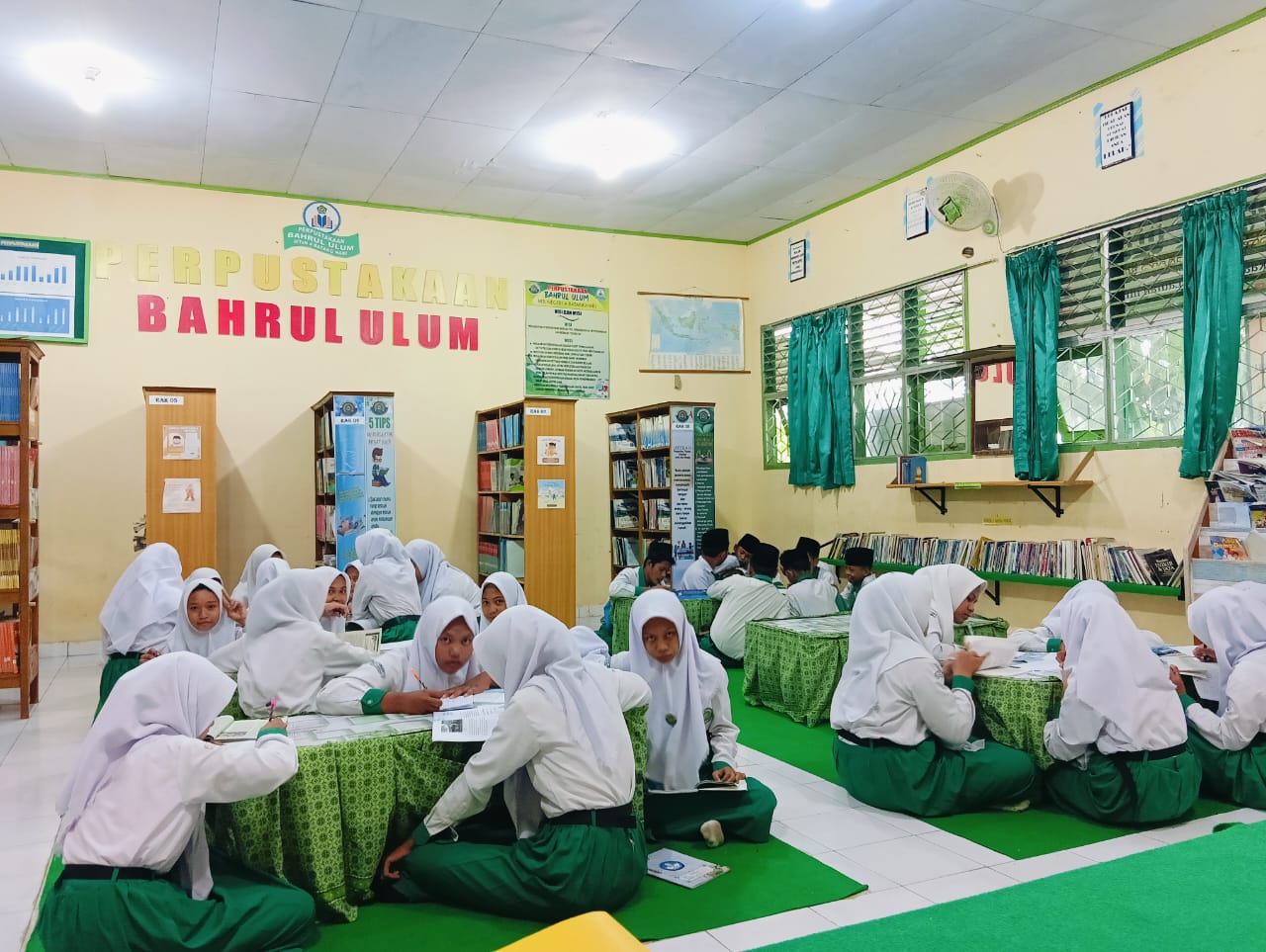 PEMBIASAAN LITERASI DI PERPUSTAKAAN MTSn 4 BATANG HARI 
