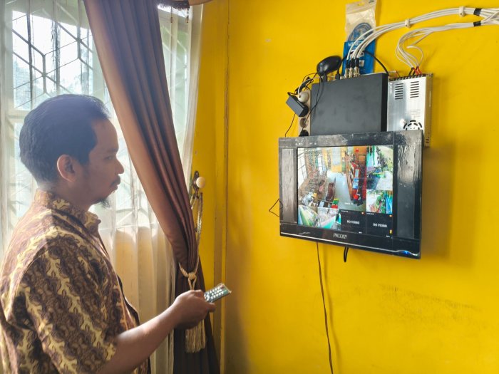Staf TU Pantau Layar CCTV Demi Optimalkan Pelayanan Publik di MTsN 4 Batang Hari
