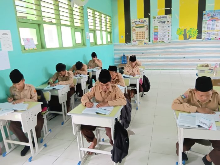 Cahaya Wahyu di Kelas VIII: Menyelami Sejarah dan Keistimewaan Al-Quran