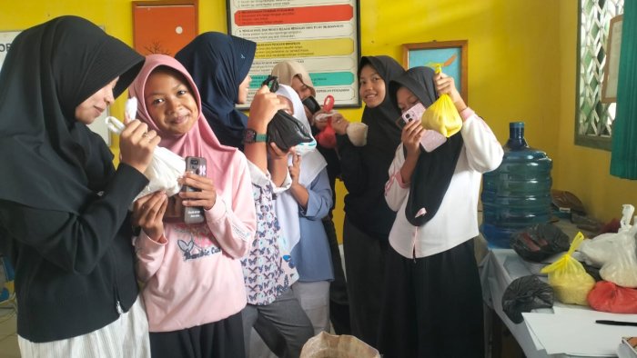 Kepedulian di Tengah Pembelajaran Daring, Murid MTsN 4 Batang Hari Antusias Kumpulkan Beras Taziyah untuk Zayna