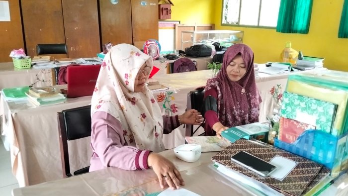 Pengecekan Tensi Darah Guru MTsN 4 Batang Hari, Wujud Peduli Kesehatan Pendidik