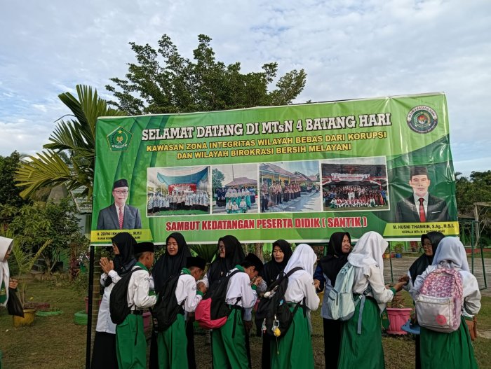 Langkah Penuh Semangat Menuju Kelas: Awal Pekan Dimulai dengan Kebersamaan Sambut Peserta Didik