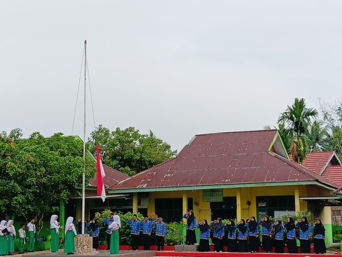 Jiwa Patriotisme GTK Saat Penghormatan  Bendera 17 November 2025
