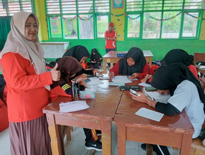 Ibu Hartatik Lakukan Pendampingan Literasi Digital di Kelas 7B MTsN 4 Batanghari
