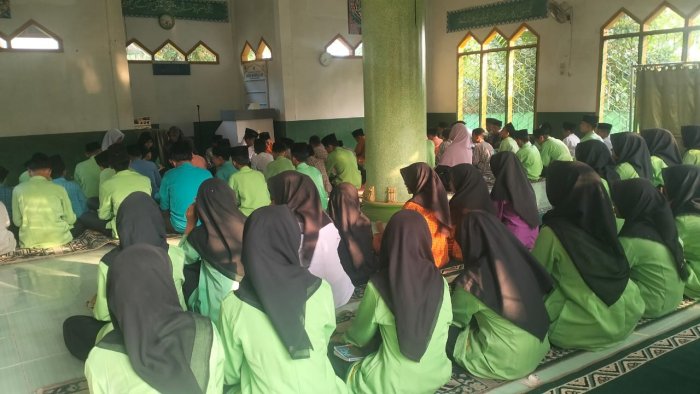 Jumat Penuh Berkah, Murid Kelas VII.A MTsN 4 Batang Hari Pimpin Yasin, Tahlil, dan Doa Bersama