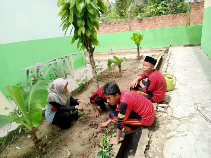 Bersama Ibu Nani, Siswa 7A Tumbuhkan Cinta Lingkungan Lewat Aksi Nyata Bersama Ibu Nani, Siswa 7A Tumbuhkan Cinta Lingkungan Lewat Aksi Nyata