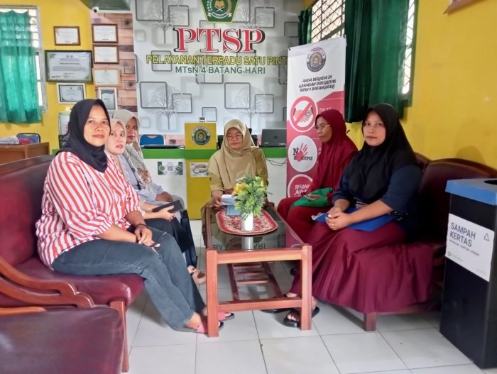Waka Kesiswaan MTsN 4 Batanghari Terima Wali Murid Penerima PIP Tahap I Tahun 2026 Waka Kesiswaan MTsN 4 Batanghari Terima Wali Murid Penerima PIP Tahap I Tahun 2026