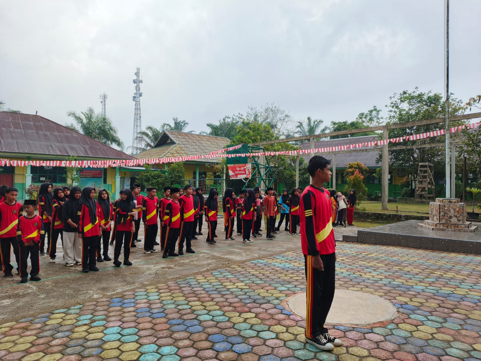 Kekompakan Guru Piket Hari Sabtu Dalam Melaksanakan Apel Pagi