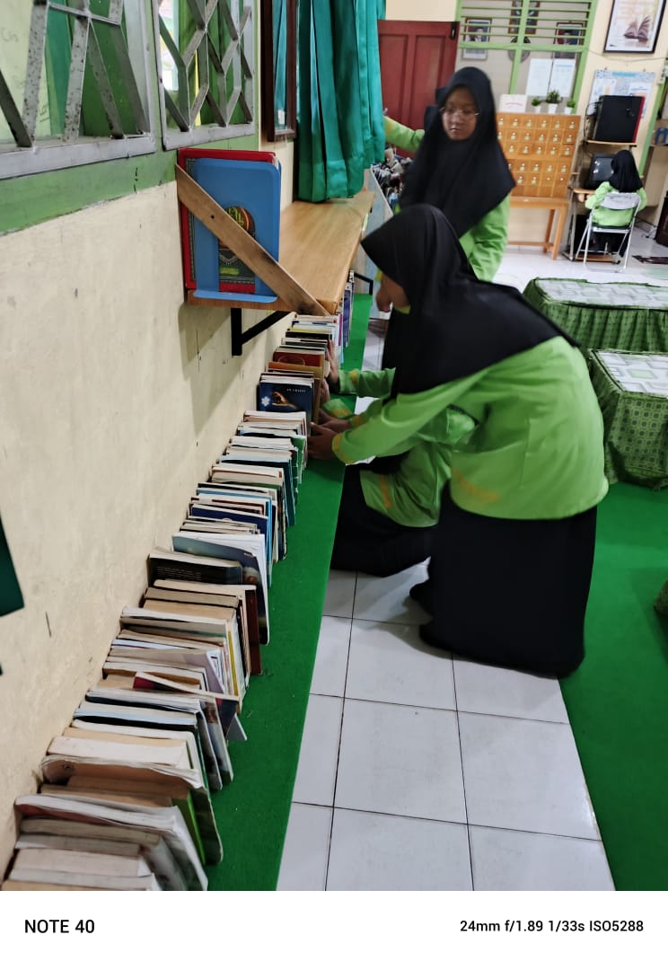 Rutinitas Penataan Buku dan Kerapian Perpustakaan Bahrul Ulum MTsN 4 Batanghari Rutinitas Penataan Buku dan Kerapian Perpustakaan Bahrul Ulum MTsN 4 Batanghari