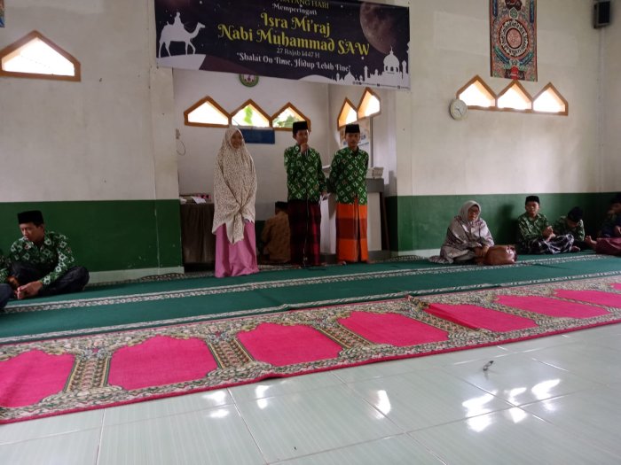 Penuh Semangat dan Inspiratif, Siswa 9A MTsN 4 Batang Hari Isi Tausiah di Musholla Bahrul Ulum