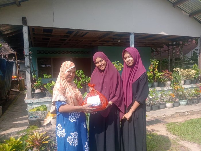 OSIM MTsN 4 Batanghari Berbagi Sembako kepada Masyarakat Sekitar Madrasah