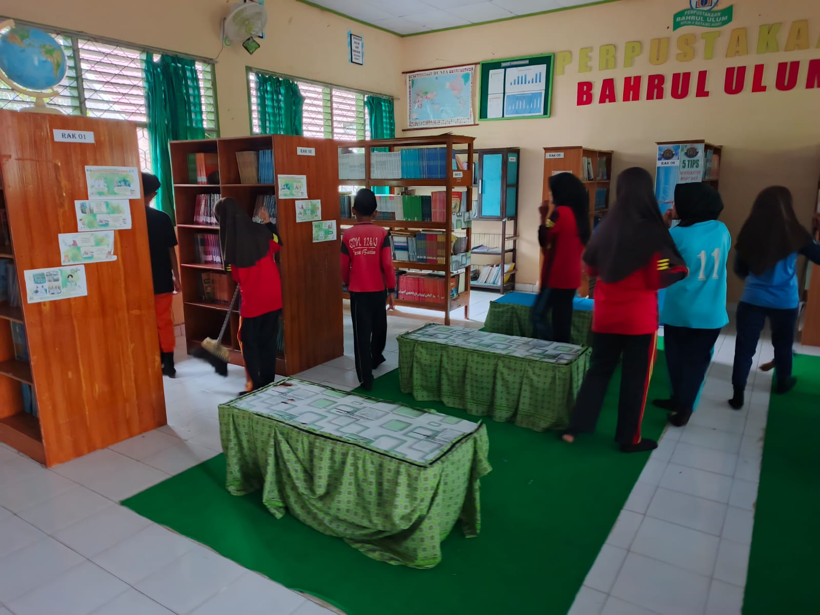 Semangat Kelas 7B Jaga Kebersihan Perpustakaan MTsN 4 Batanghari