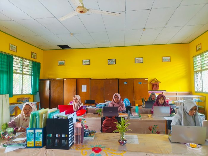 Penghijauan di Ruang Guru MTsN 4 Batang Hari, Tampilkan Meja yang Cantik dan Asri