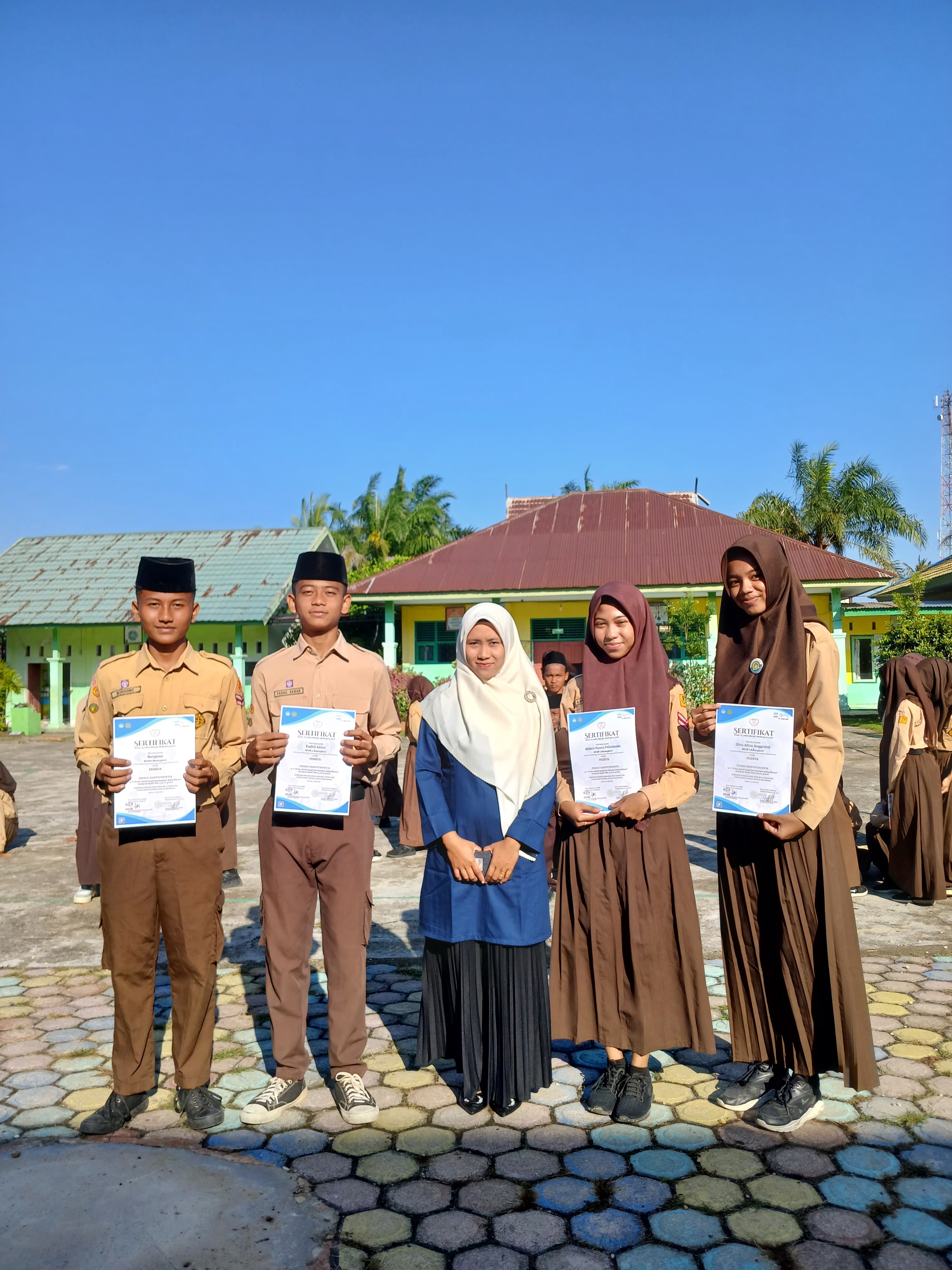 Empat Siswa MTsN 4 Batanghari Terima Piagam Usai Ikuti Olimpiade Bahasa Arab Tingkat Kabupaten/Kota