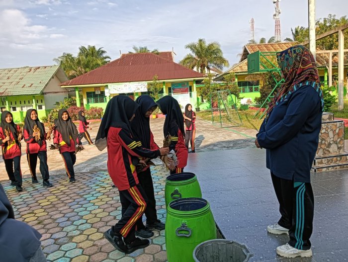 Bersih Lingkunganku, Tenang Belajarku, Bahagia Hatiku