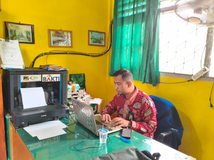 Tutup Tahun 2025 dengan Tertib Administrasi, Kepala TU MTsN 4 Batang Hari Rampungkan Laporan Presensi