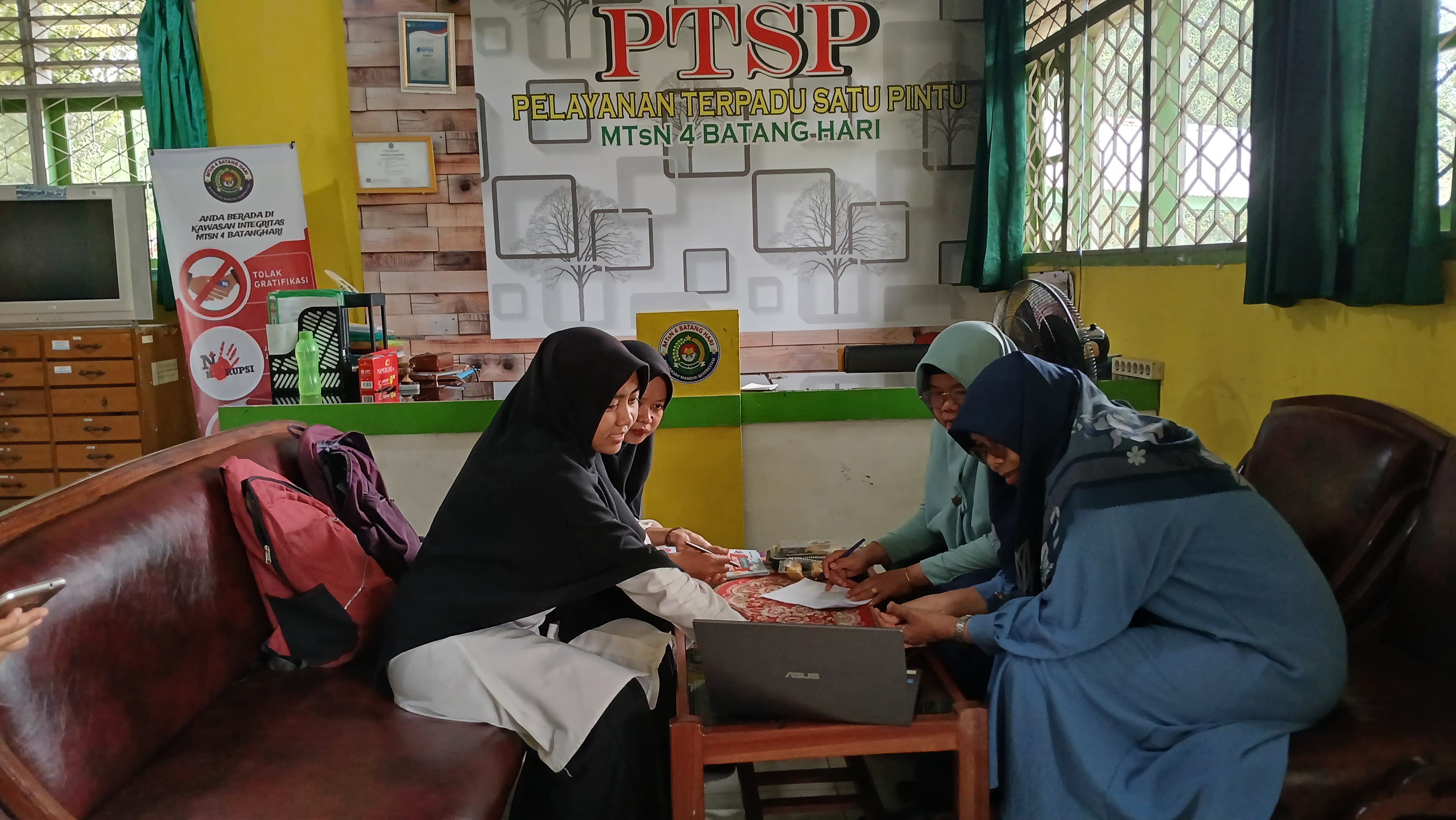 Guru Peserta PPG MTsN 4 Batanghari Diskusi Pembuatan Modul yang Efektif.
