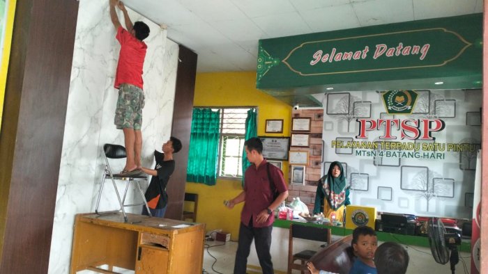 MTsN 4 Batang Hari Terus Berbenah, Perindah Ruang PTSP untuk Tingkatkan Pelayanan Publik