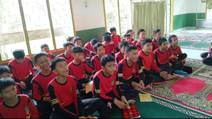 Siswa MTsN 4 Batanghari Antusias Berlatih Menyanyikan Lagu Mars BNN