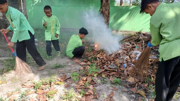 Tanamkan Cinta Lingkungan, Siswa MTsN 4 Batang Hari Giat Bersih-Bersih Madrasah Tanamkan Cinta Lingkungan, Siswa MTsN 4 Batang Hari Giat Bersih-Bersih Madrasah