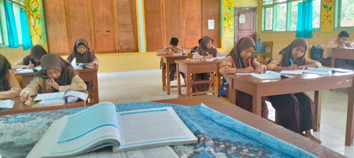 Siswa 7A MTsN 4 Batang Hari Gali Makna Rahmat dan Kekuasaan Allah Lewat Hadits Abu Hurairah Siswa 7A MTsN 4 Batang Hari Gali Makna Rahmat dan Kekuasaan Allah Lewat Hadits Abu Hurairah