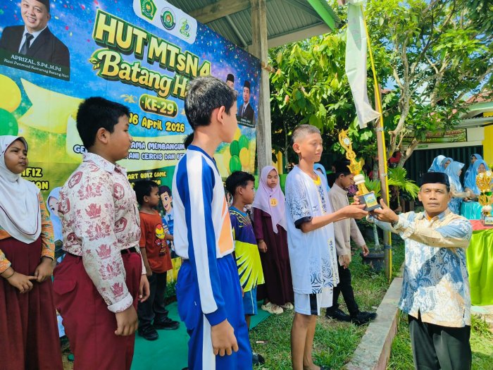 Semangat Juara di HUT ke-29 MTsN 4 Batang Hari: Piala Diserahkan Langsung Kepala Madrasah