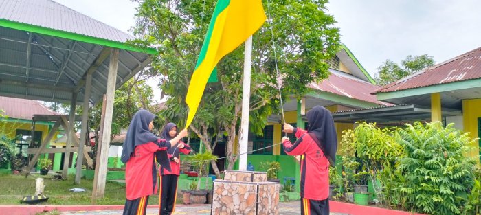 Siswa Kelas 7A MTsN 4 Batang Hari Semangat Latihan Upacara Bendera