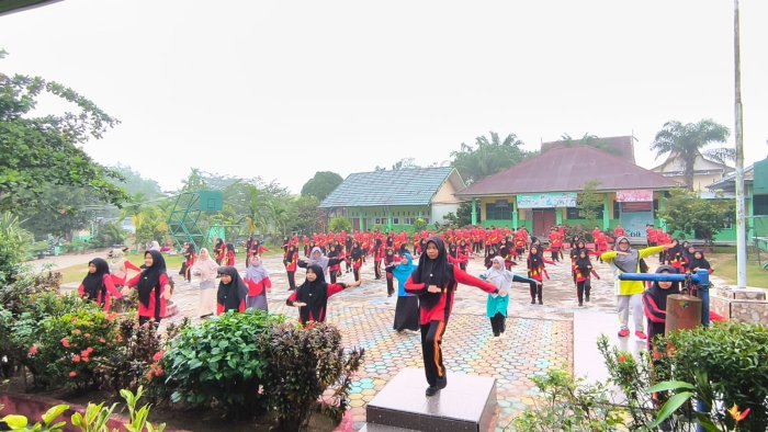 Penuh Semangat dan Keceriaan, Seluruh Murid, Guru, dan Tenaga Kependidikan MTsN 4 Batang Hari Ikuti senam pagi bersama