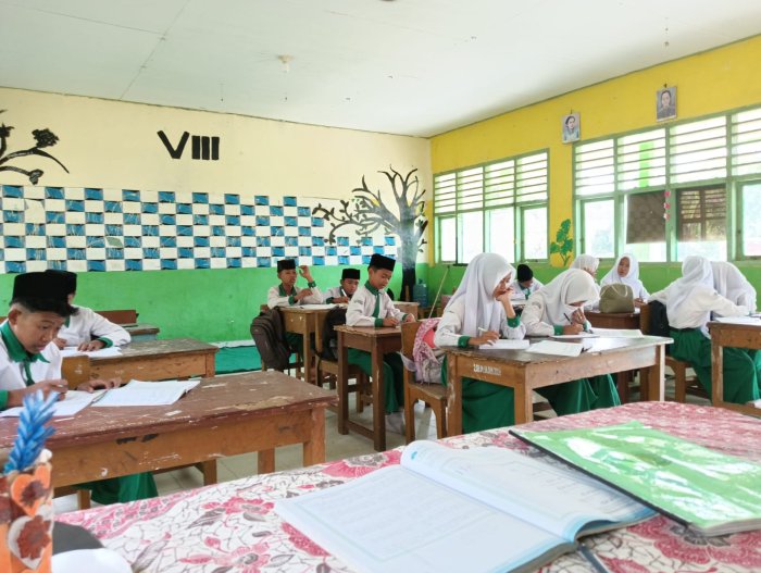 Belajar dengan Penuh Konsentrasi: Peserta Didik MTsN 4 Batang hari Jalani Pembelajaran Aktif di Dalam Kelas