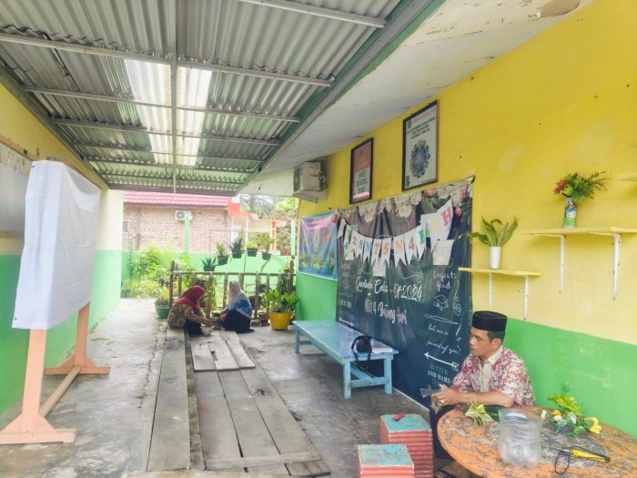 MTsN 4 Batang Hari Ubah Sampah Plastik Jadi Pot Tanaman MTsN 4 Batang Hari Ubah Sampah Plastik Jadi Pot Tanaman