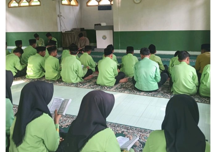 Kebersamaan dalam Doa, Nurgiono Pimpin pembacaan surah Yasin  di Mushola Bahrul Ulum