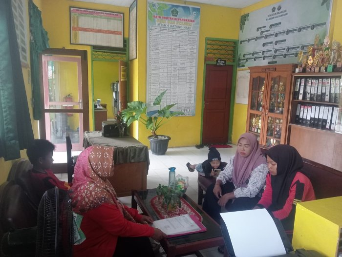 Wakasis MTsN 4 Batanghari Berikan Arahan kepada Penerima PIP Tahap II Tahun 2025