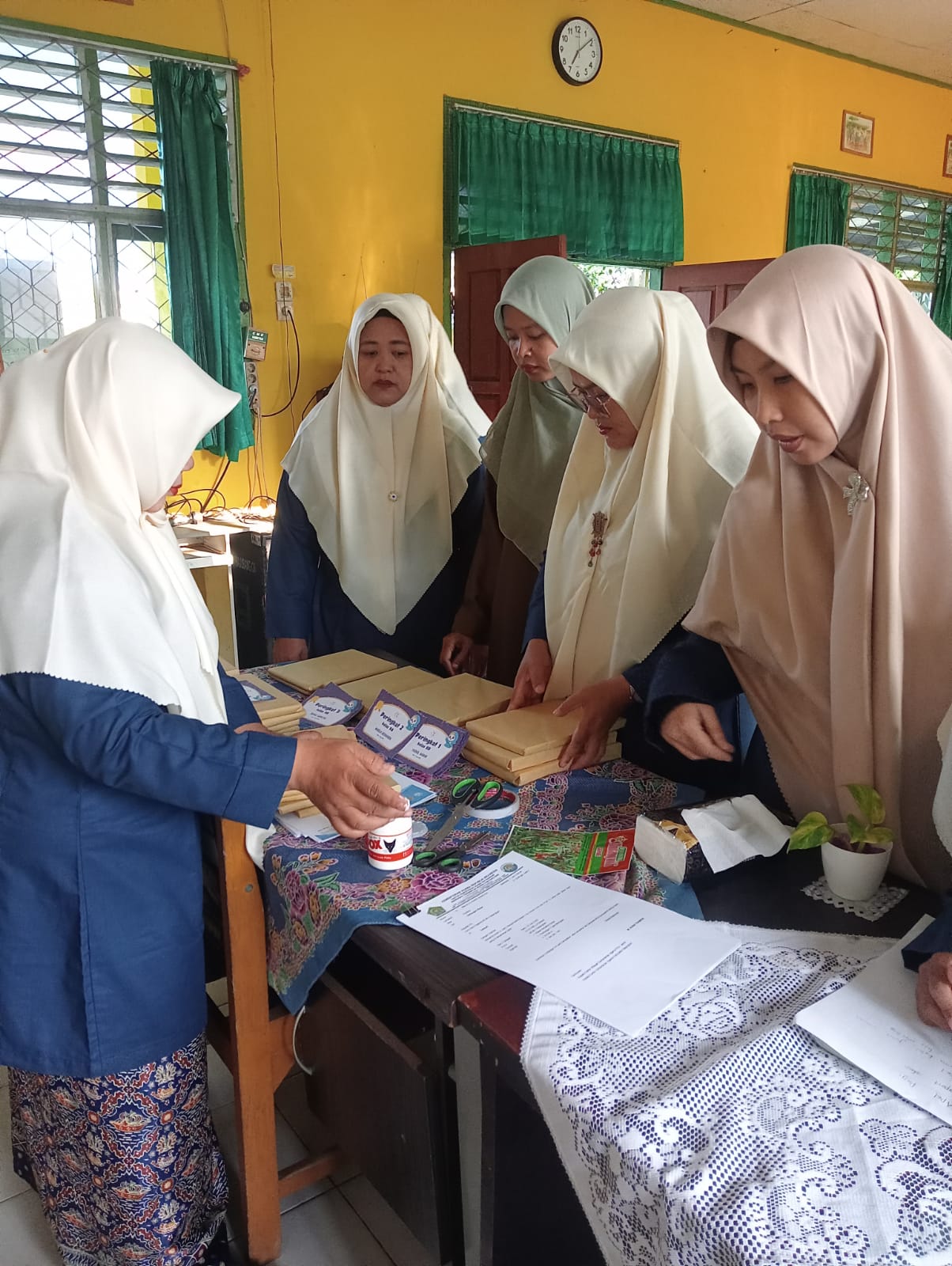 Guru MTsN 4 Batanghari Persiapkan Hadiah untuk Siswa Terbaik.