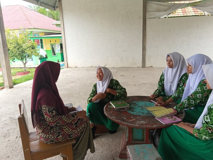 Kedekatan Wali Kelas dan Siswi 8B Terjalin Hangat di Bawah Pendopo Madrasah