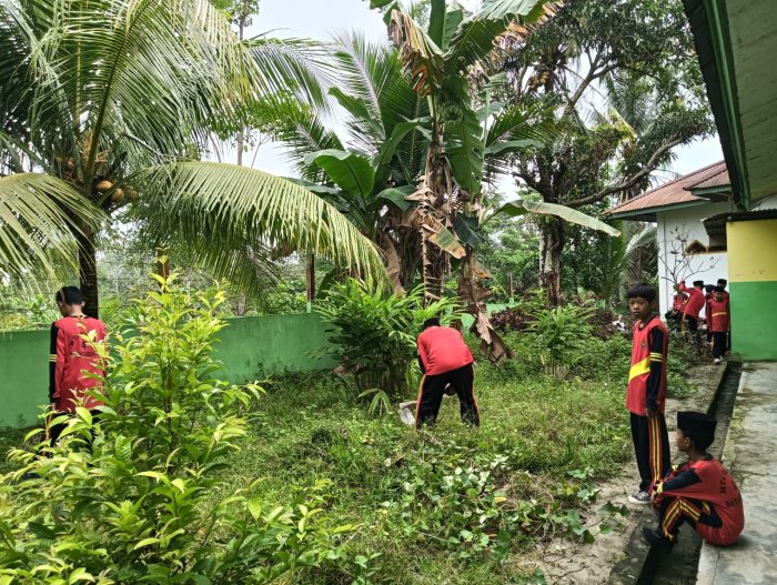 Wujud cinta lingkungan bersama -sama  membersihkan kebun belakang kelas