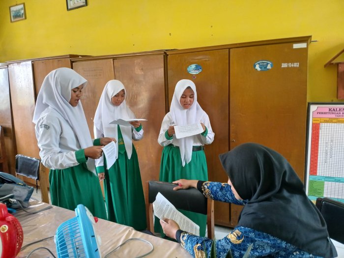 Ibu Hartatik, S.Pd Bimbing Tim Syarhil di Ruang Guru MTsN 4 Batang Hari untuk Persiapan Lomba HAB Kemenag