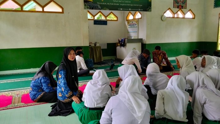 Pembina PIK-R dan Wakakesiswaan MTsN 4 Batang Hari Dampingi Siswa dalam Pengisian Kuesioner dari BNN Kab. Batang Hari